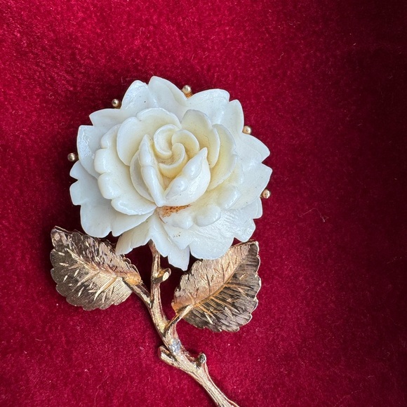 ROSE FLOWER
GOLD TONE BROOCH - Picture 3 of 8